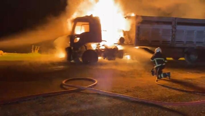Mardin’de seyir halindeki TIR yandı