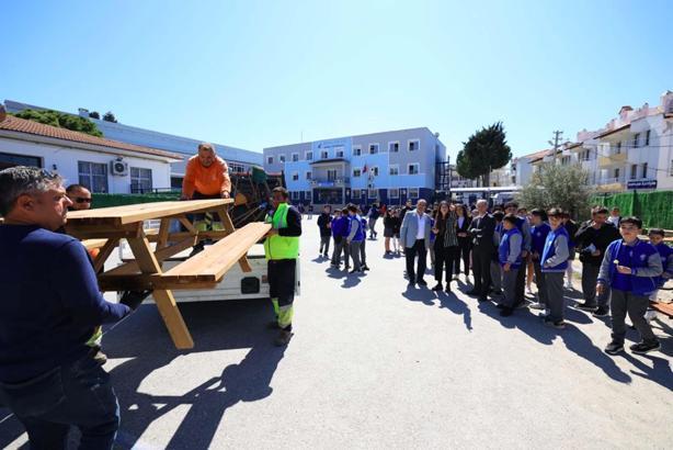 Çeşme Belediyesi'nden okullara sosyal alan desteği