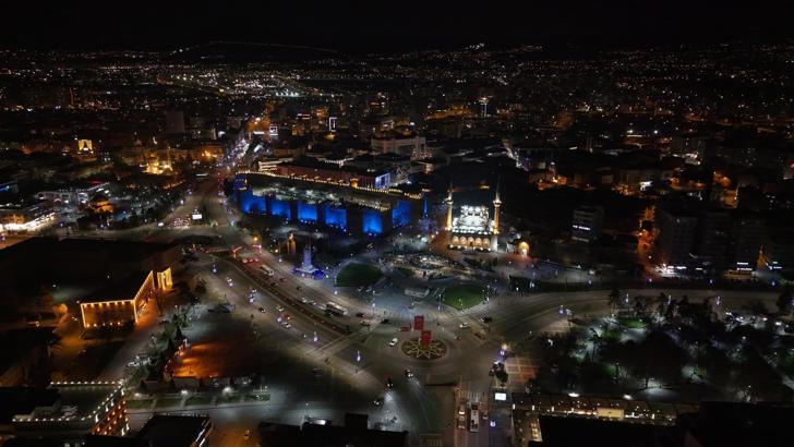 Tarihi Kayseri Kalesi ve saat kulesine ‘otizm’ farkındalığı