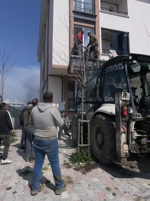 Arnavutköy’de binada çıkan yangında mahsur kalanlar kepçeyle kurtarıldı