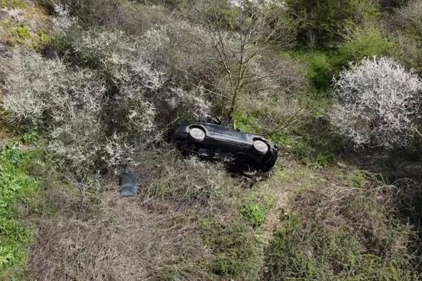 Eyüpsultan'da otomobil ormanlık alana uçtu; sürücü araçta sıkıştı
