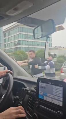 Ümraniye’de trafikte yumruklu kavga kamerada