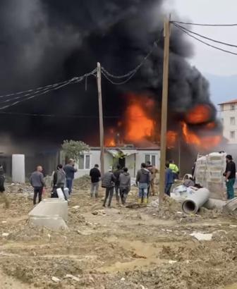 Hatay’da işçilerin kaldığı konteynerlar yandı