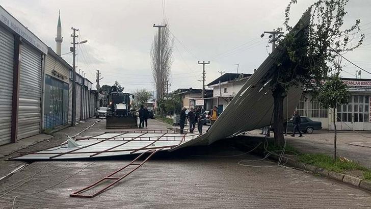 Aydın'da fırtına nedeniyle iş yerinin çatısı uçtu