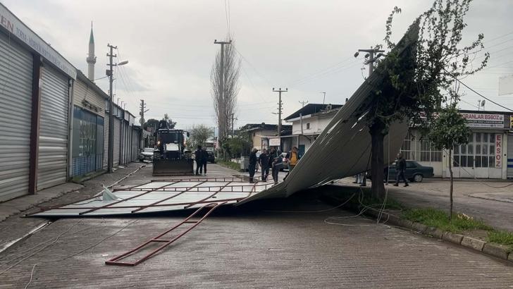 Aydın'da fırtına nedeniyle iş yerinin çatısı uçtu