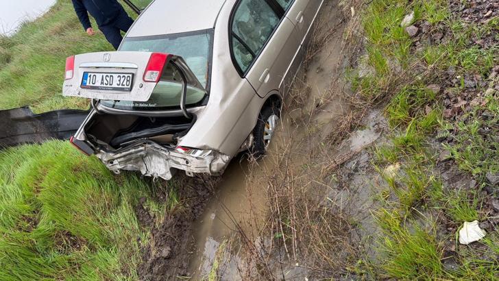 Balıkesir'de otomobil araziye yuvarlandı: 3 yaralı