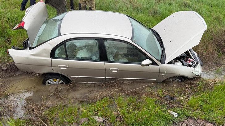 Balıkesir'de otomobil araziye yuvarlandı: 3 yaralı