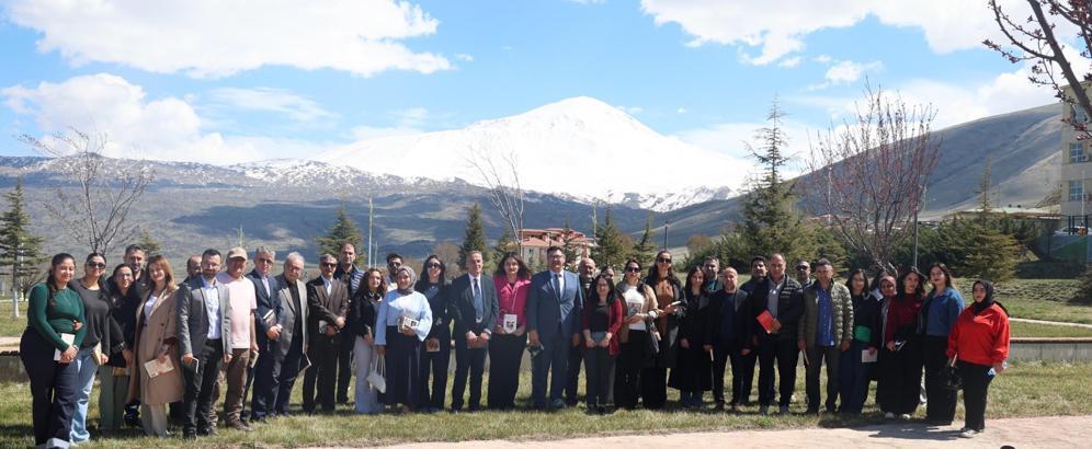 Ağrı Dağı eteklerinde kitap okudular