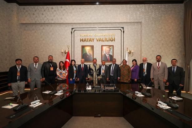 Hatay Valisi Masatlı Özbek çapanı giydi