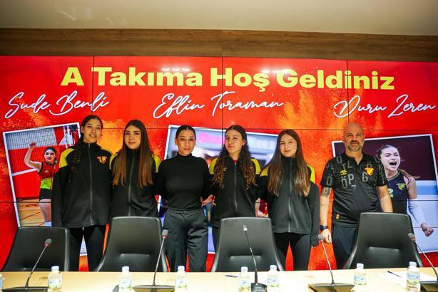 Göztepe'de genç voleybolculardan imza