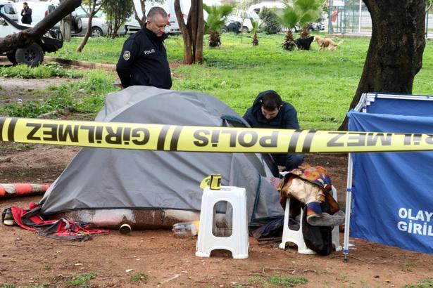 Parktaki çadırında ölü bulundu