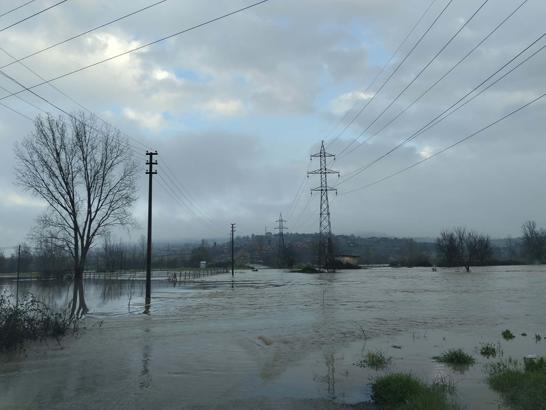 Çanakkale'de Kocabaş Çayı taştı; tarım arazileri sular altında kaldı