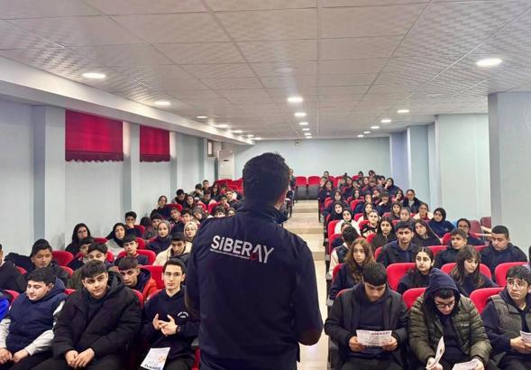 Mardin’de öğrencilere güvenli internet kullanımı anlatıldı