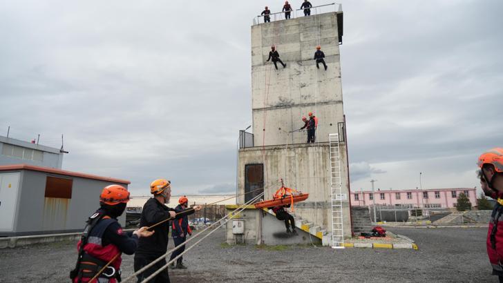 AFAD’dan öğrencilere, kayadan düşme ve yaralanmalara müdahale eğitimi verildi
