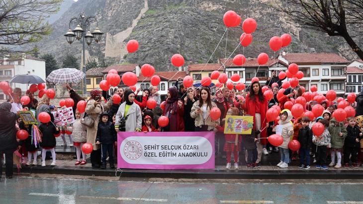 Anaokulu öğrencileri ve otizmli çocuklar balonlarla farkındalık oluşturdu