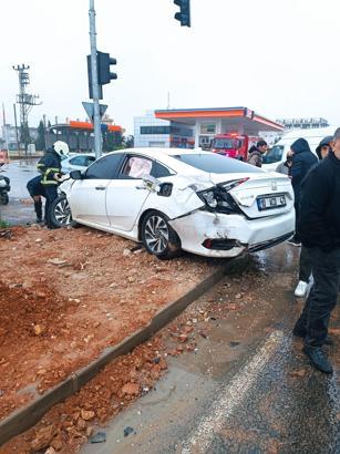 Mardin'de otomobil kamyonla çarpıştı: 2 yaralı