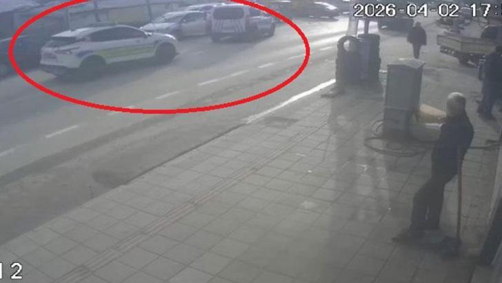 Otomobille giderken silahlı saldırıya uğradı, yaralı halde kaçıp polise sığındı; o anlar kamerada
