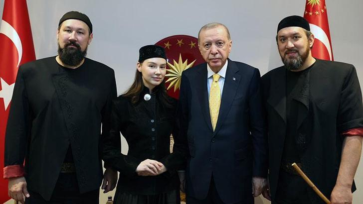 Cumhurbaşkanı Erdoğan, 'Ay Yola' müzik grubu ile bir araya geldi