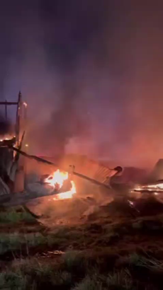 Yıldırım düştü, ahır yandı