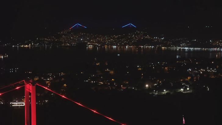 İstanbul - İstanbul'un sembol yapıları 'Dünya Otizm Farkındalık Günü'nde mavi kırmızı renklerle ışıklandırıldı