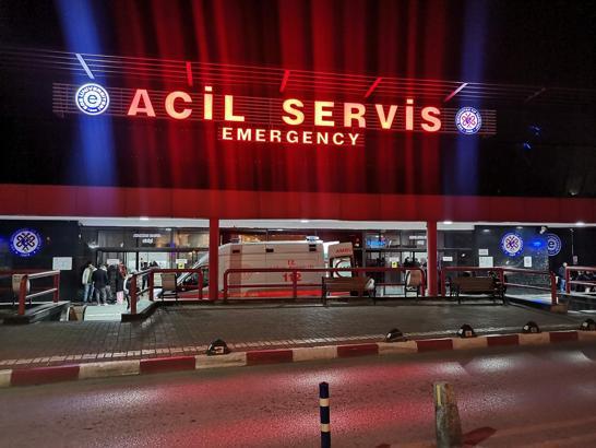 Parkta rastgele bıçak sallayan kişi, 2 yaşındaki Samet’i boğazından yaraladı