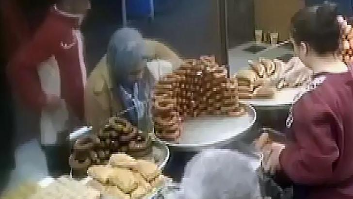 Pastanede alışveriş yapan kadının cep telefonunu çalan yankesici: Dayanamadım