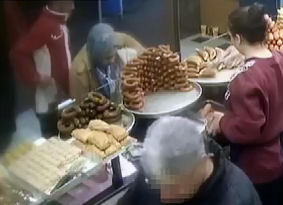 Pastanede alışveriş yapan kadının cep telefonunu çalan yankesici: Dayanamadım