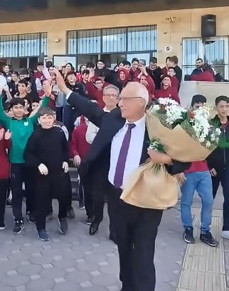 Osmaniye’de 43 yıllık öğretmen alkışlarla emekli oldu