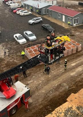 İnşaattan düşen işçi yaralandı; vinçle kurtarma çalışmaları kamerada