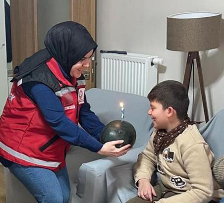 Pastaya alerjisi olan otizmli Egecan'a karpuzlu doğum günü kutlaması