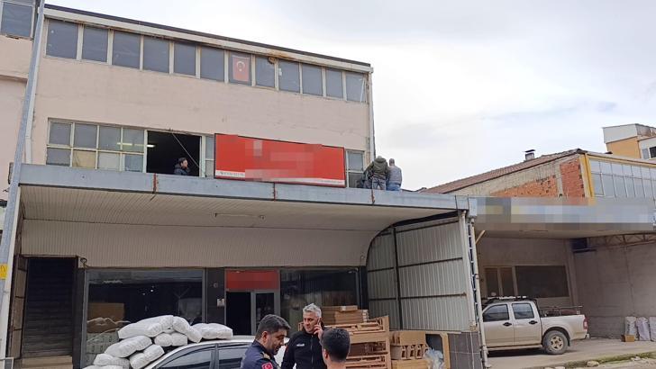 Onardığı çatının çökmesi sonucu 4 metre yükseklikten düşüp yaralandı