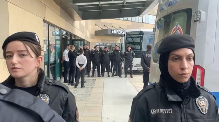 Mustafa Bozbey’in de aralarında bulunduğu 57 şüpheli adliyeye sevk edildi; sağlık kontrolünden geçirildiler