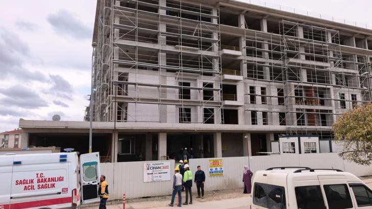 Çalıştığı inşaatın 2'nci katından düşen işçi yaralandı