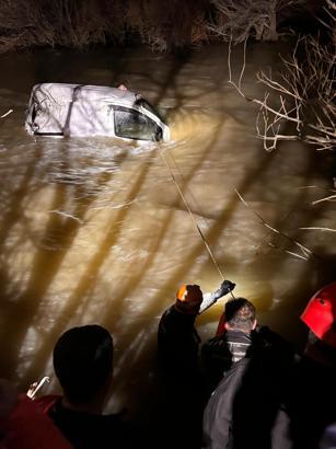 Nehre uçan araçta mahsur kalan sürücü, ekipler tarafından halatla kurtarıldı