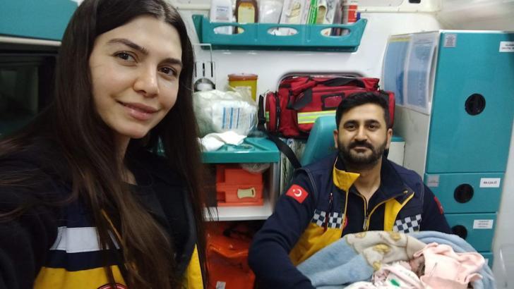 İlk çocuğunu ambulansta dünyaya getirdi