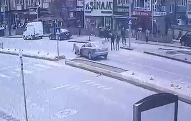 Otomobilin yayaya çarptığı kaza kamerada