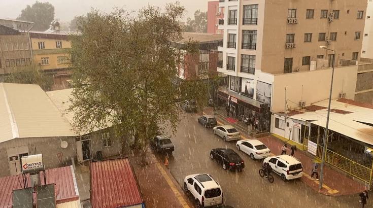 Osmaniye’de yağmur ve dolu etkili oldu, toz taşınımı görüşü düşürdü