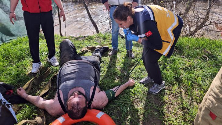 Dengesini kaybedip nehre düşen kişiyi itfaiye ekipleri kurtardı
