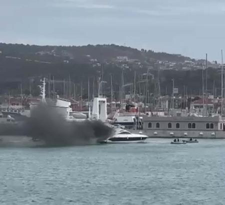 İzmir'de motoryat yangını