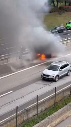 Sancaktepe'de seyir halindeki hafif ticari araç alev alev yandı