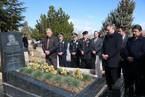 Bakan Çiftçi, Neşet Ertaş'ın kabrini ziyaret etti
