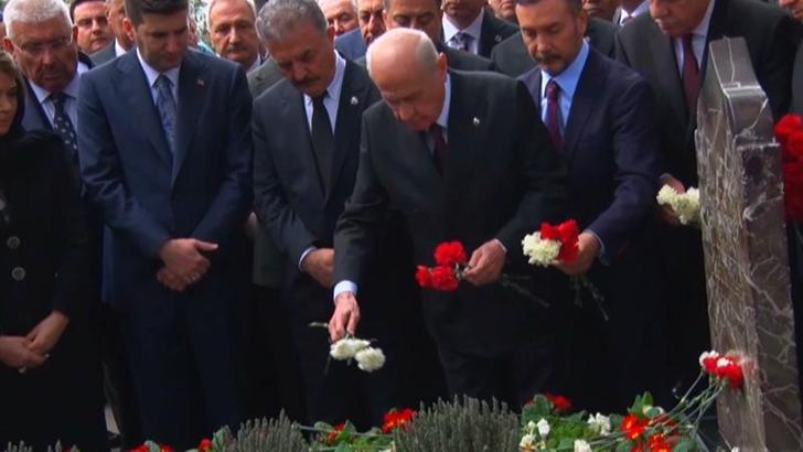 Bahçeli, Türkeş'in kabrini ziyaret etti