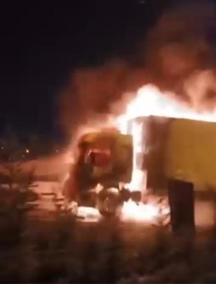 Seyir halindeki TIR alev alev yandı; o anlar kamerada