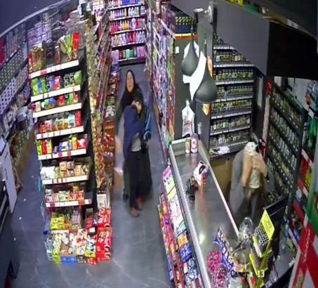 Van'da meydana gelen deprem güvenlik kamerasında; çocuğunu sarılarak korumaya çalıştı