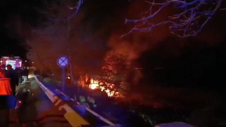 Plaja yakın barakalarda çıkan yangında 'kundaklama' şüphesi