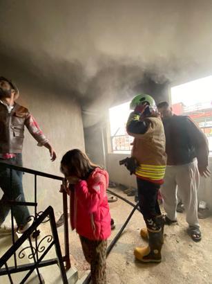 Hatay’da 3 katlı binadaki yangın korkuttu