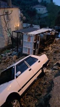 Aydın'da sağanak; istinat duvarı çöktü, bazı evleri su bastı