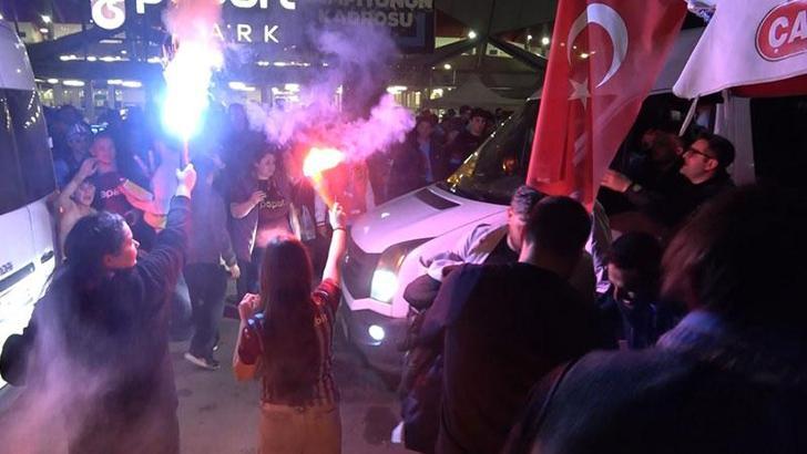Trabzonsporlu taraftarlar Galatasaray galibiyetini kutladı