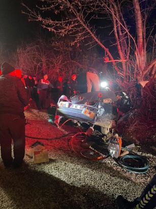 Otomobil ağaca çarptı: 2 ölü, 2 yaralı