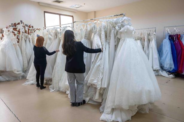 Bornova'da ihtiyaç sahibi gençlere gelinlik desteği